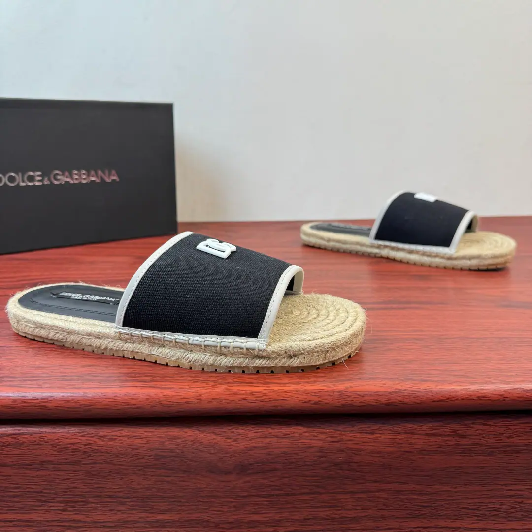 Dolce&Gabbana/Ducha Banner. The man's got a little towed.！ Use of imported cow skin for this section of slippers/Anti-feather shoes., ♪ The inner line is soft ♪, The color of the leather., Shoes face integrationDGSymbolic elements, Half-stretch cold rubber bottom combined with grass under the tops., Return to Simple Process, Skilled car sutures, With the logo, the staircase and the super-resilient soft rubber surface., Slipperproof grinding.,, Get some air., A simple and generous style., Wear it long and long., It's easy to maintain.. Dustproof bag with original box！ Size: 39-40-41-42-43-44 Skins.（38/45/46But we don't want to return the goods.） The cargo.: MH2026/4Shoes. Black