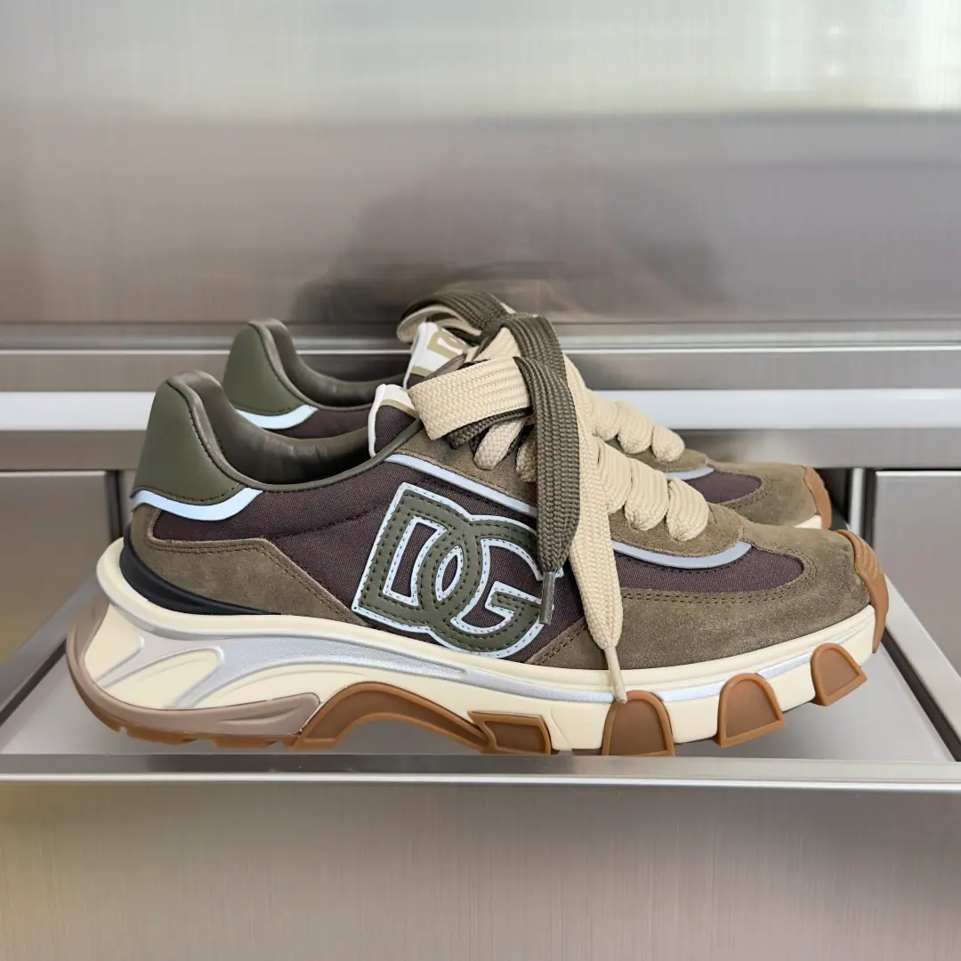 Top Version: Couple money. Dolce&GabbanaDucha Banner. D&GLatestCountry RoadSeries Couple money. Thick Leisure Sports shoes This one.DG Country RoadThe sneakers are the perfect combination of modern style and comfort.,To make you a man of grace at any time.. nylon and cow-skin sneakers.,Yes.DGEmbellishment Send a cabinet for fine packaging🛍📦 ▪️ Fabulous.: Original customized head-level cattle skin+Network ▪️ Uchi.: Original custom customised in soft sheep skin ▪️ Shoes under the sole.: Original modeling of slide-resistant rubber material ▪️ Bottom: 4.5CM ▪️ Size: Female35-41 / Men39-46