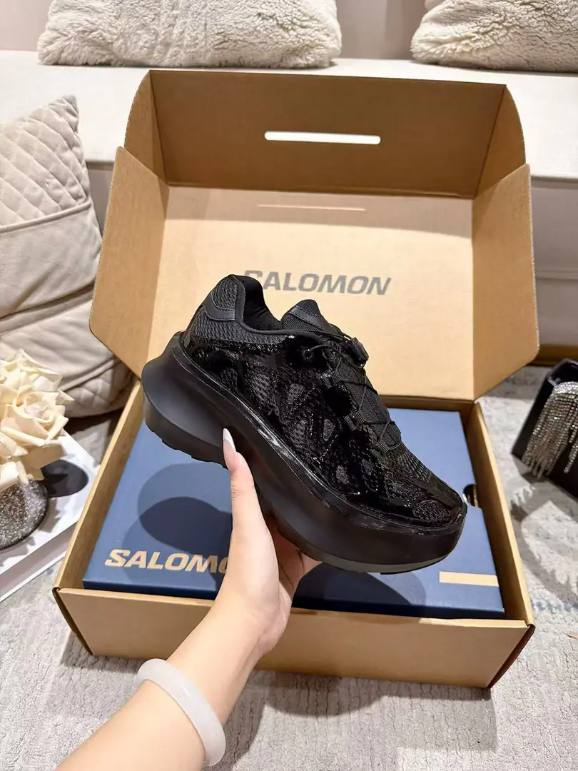 Salomo* x CDGKawakawa Kuo-Boo-ling, the name of the sports shoe. The logo eye-shoes are super thick., Breaking the stereotypes of outdoor shoes., The wind is a perfect blend with the first-class beauty.. Black and white dilated and affixed design, It's easy to fit into all the styles.. It's a very flexible mix., Work in pants is a street cool., You can wear lazy pants with your legs., I'm gonna take a little bit of a light-pumping hip., To create a sense of vision.. Shoe.: Process Network Uchi.: Airnets. Otsumi!: - The bubble. size: 35-40Code（40Code custom is not to be changed） He's tall.: 7.5cm 🆕