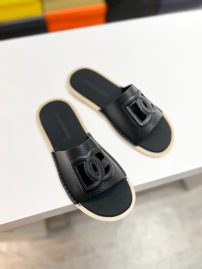 Codes38-46 DG - A man's sandal slipper.. Show High-settled style design. DGA little bit of aluminium in the strap. DG- Put the button up.. Comfortable commo-dented soles., It's easy to match shorts or jeans., Make a fine shape.. Subject: Cow leather., Technical fabric.: Cow leather., Aluminium with modifiable straps DGTights. EVA Inside Cotted-Blacking Rubber Outside Array Structure👌