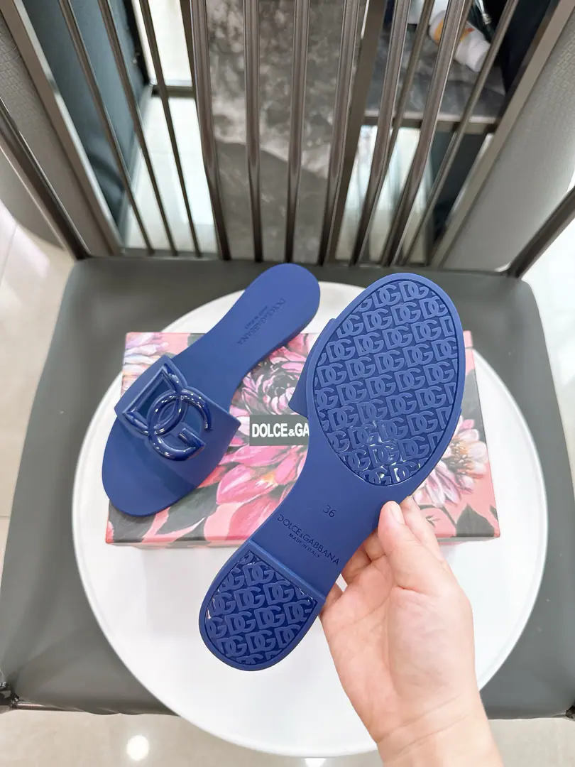Lighter Same as original.1: 1 MaterialTPU size:36-42（Unique.DG·1:1Repeat🏆All remodel the only pair.TPUBright version, Shoes under the sole.logoAll with bright light effect consistent with original） New paragraph3DStereologoFlat slippers.💃 The details are perfect. It's perfect.❤️ 1⃣Shoe.: OriginalTPU（It's like a dumb light.PVCThousands of tons.） 2️⃣Shoes under the sole.: Original Sculpture1:1The steel mold is made of a stylish steel. 3️⃣Size: 36-42 4️⃣He's tall.: Base