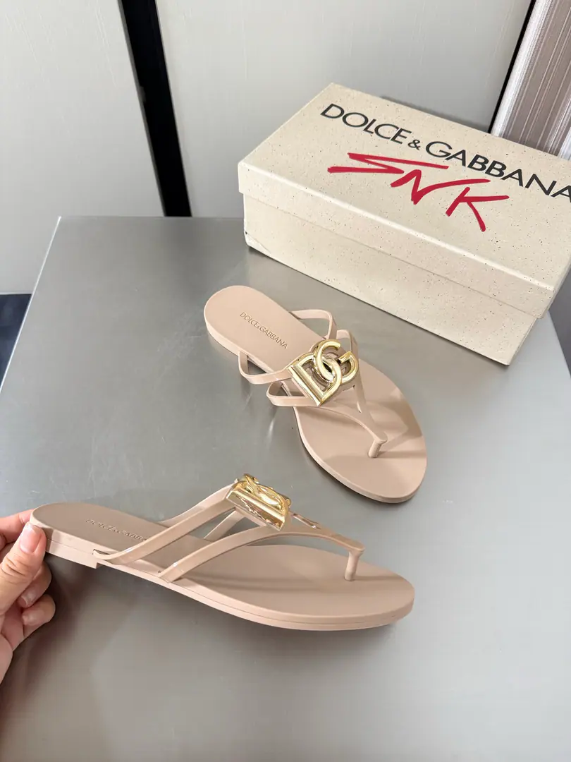 Ducha Banner. One. Toes slippers. D&G Almond. A new sight. Shoehead design It's so special.!✅ Ducha Banner.(Dolce&Gabbana)Original Console Material Line👍 Layout, I can see the sense of excellence., Non-market goods Oral Bing DGDucha Banner's show., Synchronize Update The design of Duchabana is always combined with classicalism and modern style and creative., Romantic.🌹 Barlock style. Barlock Palace. TPUMaterial Dolce &Gabbana 35 36 37 38 39 40 41 42 (40 41 42 Custom) Configure original packaging