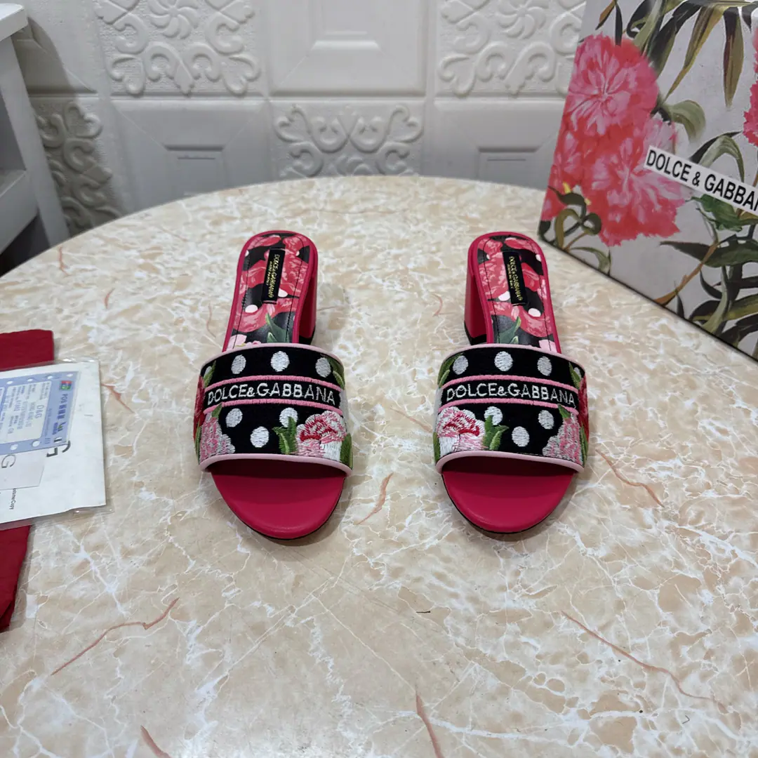DG.Top Version.High Quality💪💪 2025New paragraph 1:1Shade it. Embrace+ 3DPrint slippers👠💕 🔸Shoe.: Ethio-metal process 🔹Uchi.: Lamb skin.3DPrint 🔸He's tall.: Floor/6.5cm 🔻Otsumi!: AThe original is a very big one. 🔺Codes: SIZE.34–43（34.42.43Make a reservation or not.） ◾️PP:Floor. - It's a game.
