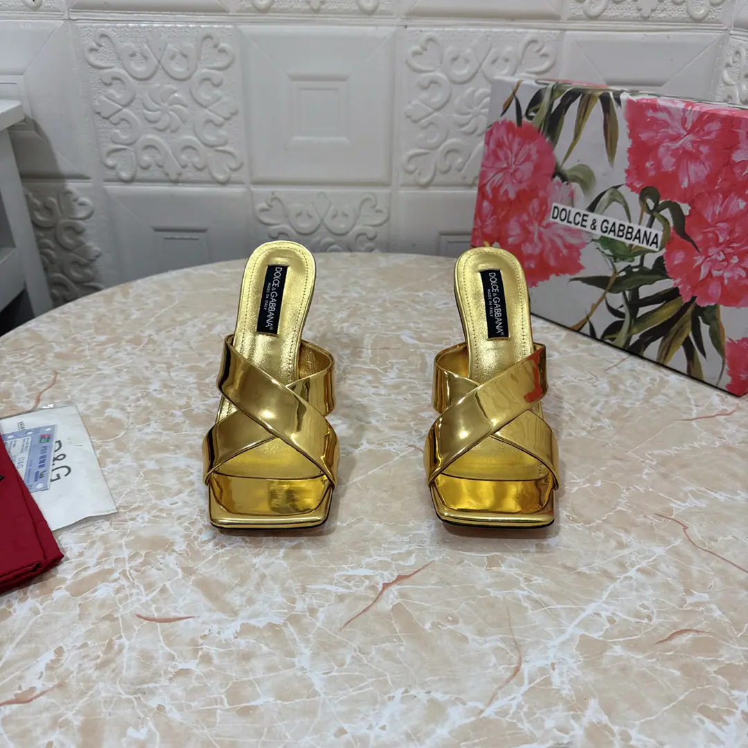 DG.Top Version.High Quality💪💪 2025New paragraph DGBig buttons and... Classic sandals.👠💕 🔸Shoe.: Painted skin. 🔹Uchi.: Lamb skin. 🔸He's tall.: 10.5cm 🔻Otsumi!: AThe original is a very big one. 🔺Codes: SIZE.34–43（34.42.43Make a reservation or not.）