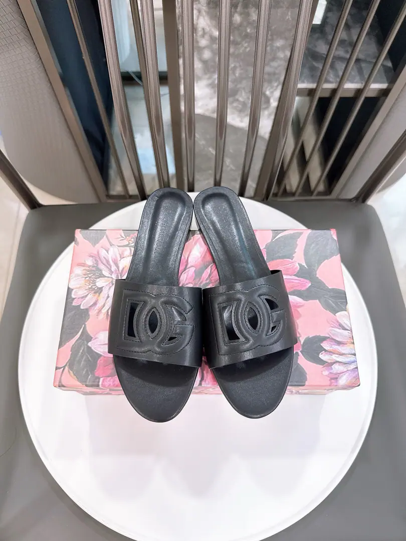 Plant price: Codes: 35-41 Dolce&Gabbnna🕷Douga..Banner.D&GShoes.🩴 🐟DGIt's really getting fashionable., A beautiful combination of colors., It's a nice summer to be in love with it.🐥 Shoe.DGStereotypelogo Very nice.🌸The inside sheep. The upper foot is comfortable.. Original import of the whole sap., Slipperproof grinding..