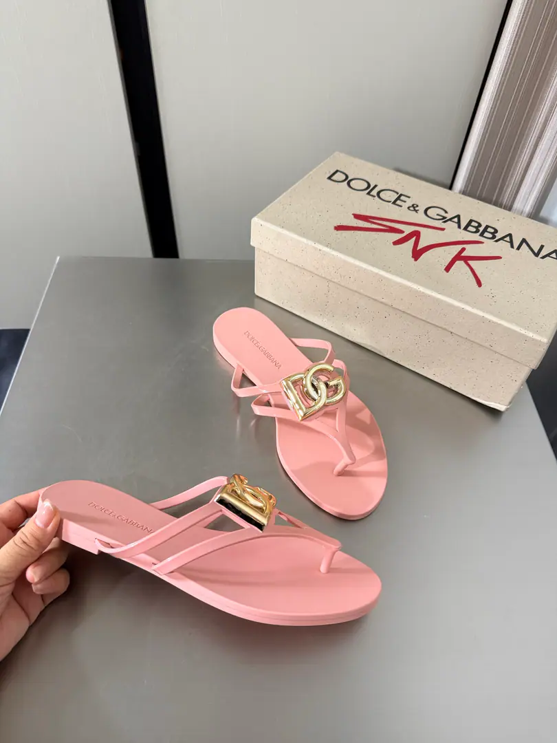Ducha Banner. One. Toes slippers. D&G Pink A new sight. Shoehead design It's so special.!✅ Ducha Banner.(Dolce&Gabbana)Original Console Material Line👍 Layout, I can see the sense of excellence., Non-market goods Oral Bing DGDucha Banner's show., Synchronize Update The design of Duchabana is always combined with classicalism and modern style and creative., Romantic.🌹 Barlock style. Barlock Palace. TPUMaterial Dolce &Gabbana 35 36 37 38 39 40 41 42 (40 41 42 Custom) Configure original packaging