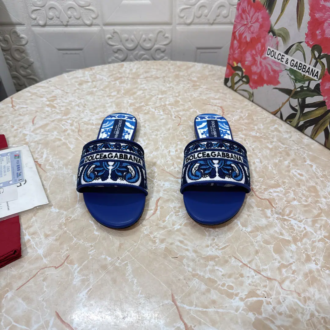 DG.Top Version.High Quality💪💪 2025New paragraph 1:1Shade it. Embrace+ 3DPrint slippers👠💕 🔸Shoe.: Ethio-metal process 🔹Uchi.: Lamb skin.3DPrint 🔸He's tall.: Floor/6.5cm 🔻Otsumi!: AThe original is a very big one. 🔺Codes: SIZE.34–43（34.42.43Make a reservation or not.） ◾️PP:Floor. - It's a game.