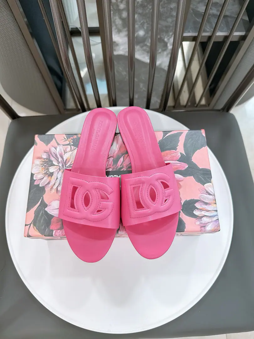 Plant price: Codes: 35-41 Dolce&Gabbnna🕷Douga..Banner.D&GShoes.🩴 🐟DGIt's really getting fashionable., A beautiful combination of colors., It's a nice summer to be in love with it.🐥 Shoe.DGStereotypelogo Very nice.🌸The inside sheep. The upper foot is comfortable.. Original import of the whole sap., Slipperproof grinding..