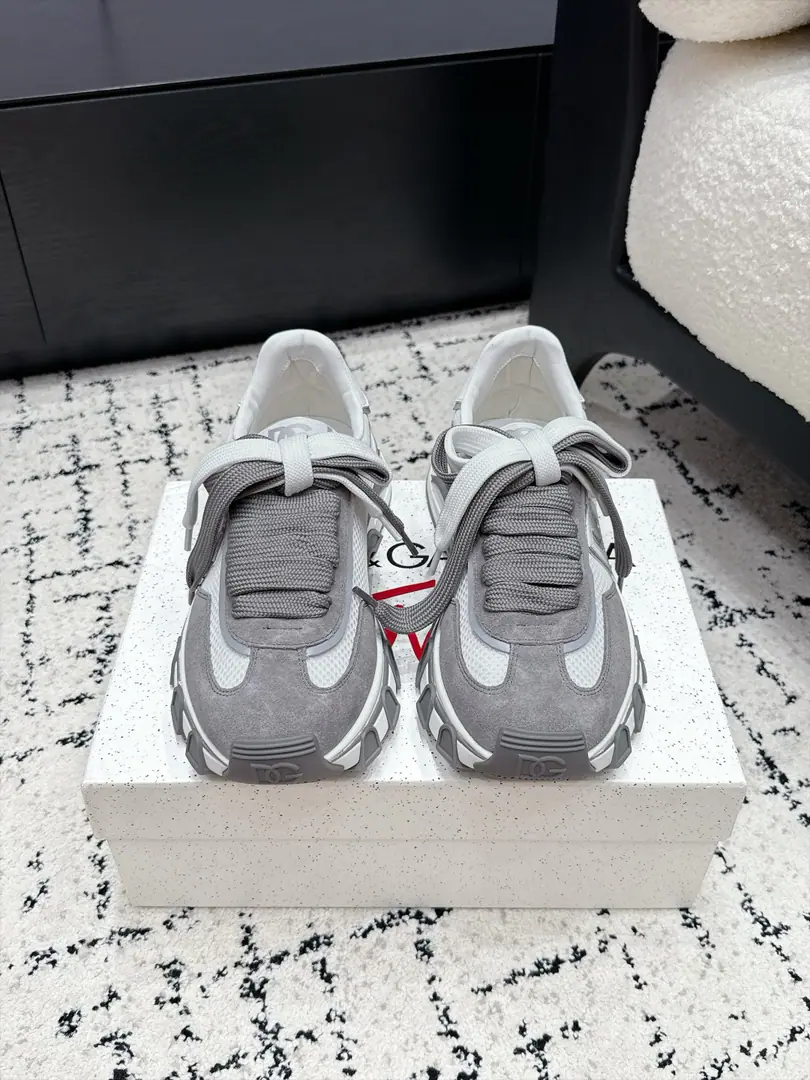 #Couple money. DG 26/ The new old-fashioned old man's shoes are thick and he's got more leisure shoes. Shoe tongue with branding details., It's a lot of fashion., It's a color for the different models.. The fine design of the original motion and motten spirit., A modern, elegant style. ✔️Fabulous.: Original customized head-level cattle skin+Network ✔️Uchi.: Original custom customised in soft sheep skin ✔️Otsumi!: Original modeling of slide-resistant rubber material ✔️Size: 35-45（Women40 Men45Do it.）