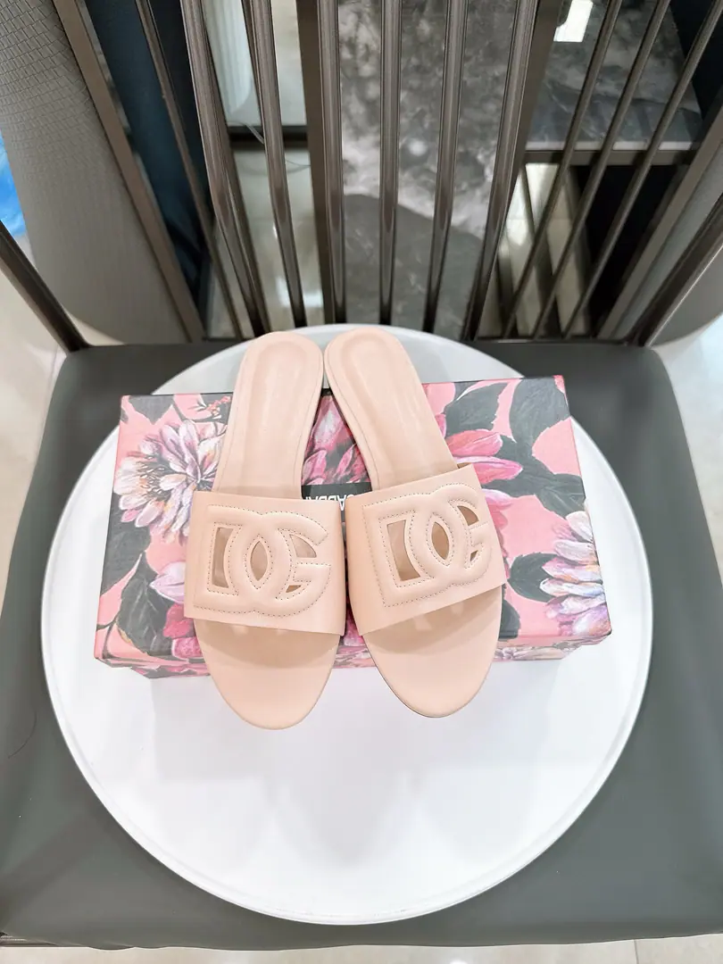 Plant price: Codes: 35-41 Dolce&Gabbnna🕷Douga..Banner.D&GShoes.🩴 🐟DGIt's really getting fashionable., A beautiful combination of colors., It's a nice summer to be in love with it.🐥 Shoe.DGStereotypelogo Very nice.🌸The inside sheep. The upper foot is comfortable.. Original import of the whole sap., Slipperproof grinding..
