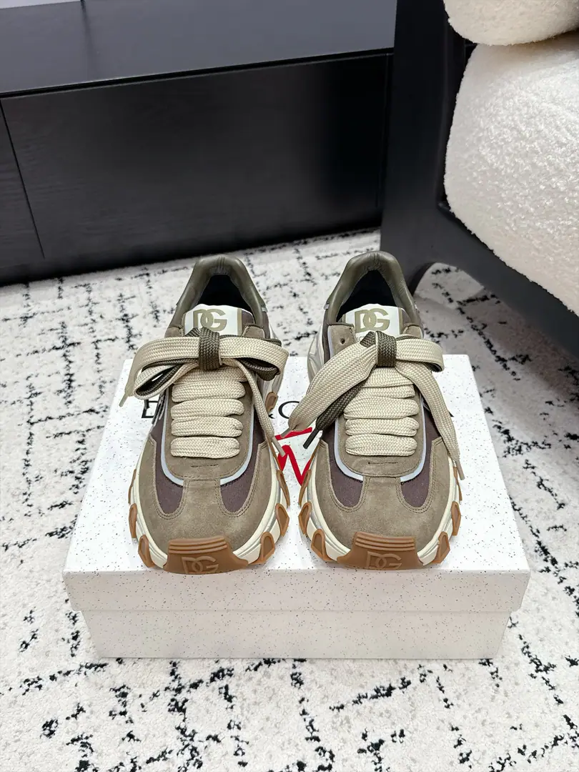 #Couple money. DG 26/ The new old-fashioned old man's shoes are thick and he's got more leisure shoes. Shoe tongue with branding details., It's a lot of fashion., It's a color for the different models.. The fine design of the original motion and motten spirit., A modern, elegant style. ✔️Fabulous.: Original customized head-level cattle skin+Network ✔️Uchi.: Original custom customised in soft sheep skin ✔️Otsumi!: Original modeling of slide-resistant rubber material ✔️Size: 35-45（Women40 Men45Do it.）