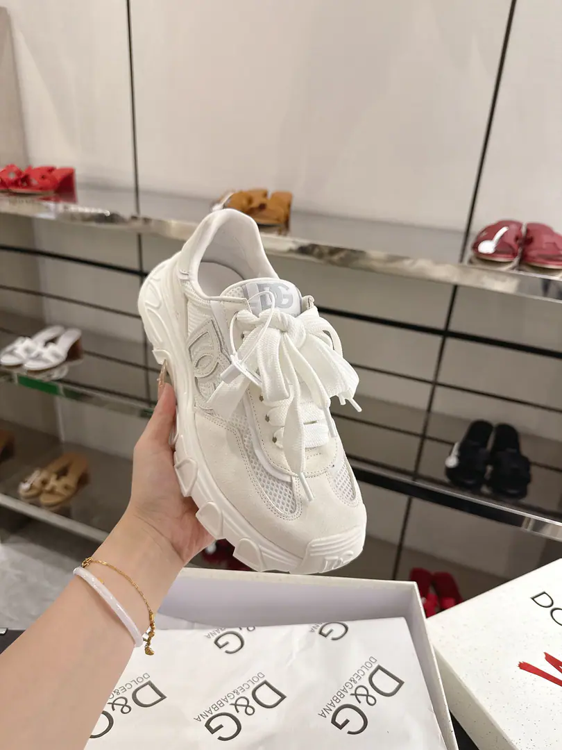 Plant price DG Country RoadThe sneakers are perfectly cozy and stylish.,It's the ideal of a leisurely contemporary model. ✔ DG Country RoadShoes. ✔ TPUandPhylonOutside ✔ A fur shoe cushion. ✔ Ecloth cushions.,Pocket leather. ✔ Shoe pads customize ✔ Shoe tongue tag. ✔ Bottom height of shoes25Millimeters ✔ Blank cotton bags and recycled paper fibreboxes ✔ Help with the face material.:Texture/Cow-cutter./Cow leather. ✔ Size: 38-45 ✔ It's recommended.: Day, Sports, Leisure suit. ✔ Adaptation season: Quarter