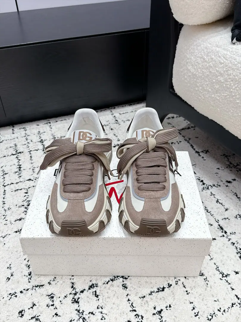 #Couple money. DG 26/ The new old-fashioned old man's shoes are thick and he's got more leisure shoes. Shoe tongue with branding details., It's a lot of fashion., It's a color for the different models.. The fine design of the original motion and motten spirit., A modern, elegant style. ✔️Fabulous.: Original customized head-level cattle skin+Network ✔️Uchi.: Original custom customised in soft sheep skin ✔️Otsumi!: Original modeling of slide-resistant rubber material ✔️Size: 35-45（Women40 Men45Do it.）