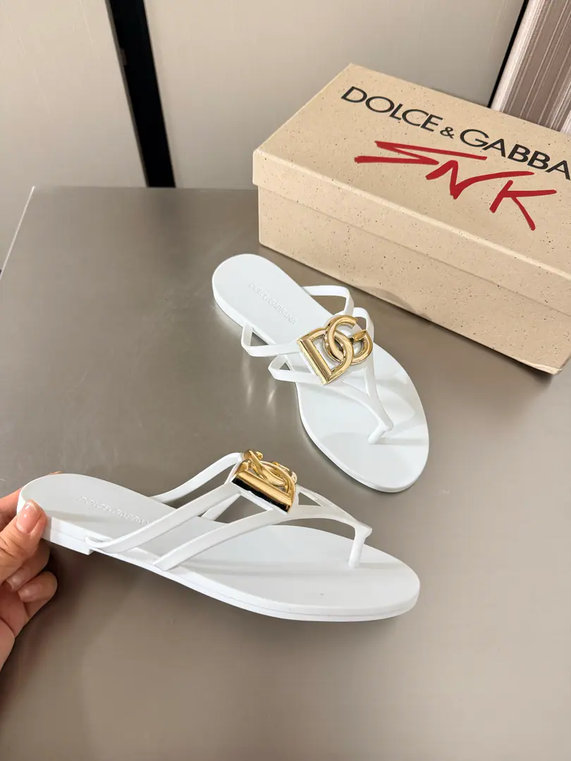 Ducha Banner. One. Toes slippers. D&G White A new sight. Shoehead design It's so special.!✅ Ducha Banner.(Dolce&Gabbana)Original Console Material Line👍 Layout, I can see the sense of excellence., Non-market goods Oral Bing DGDucha Banner's show., Synchronize Update The design of Duchabana is always combined with classicalism and modern style and creative., Romantic.🌹 Barlock style. Barlock Palace. TPUMaterial Dolce &Gabbana 35 36 37 38 39 40 41 42 (40 41 42 Custom) Configure original packaging