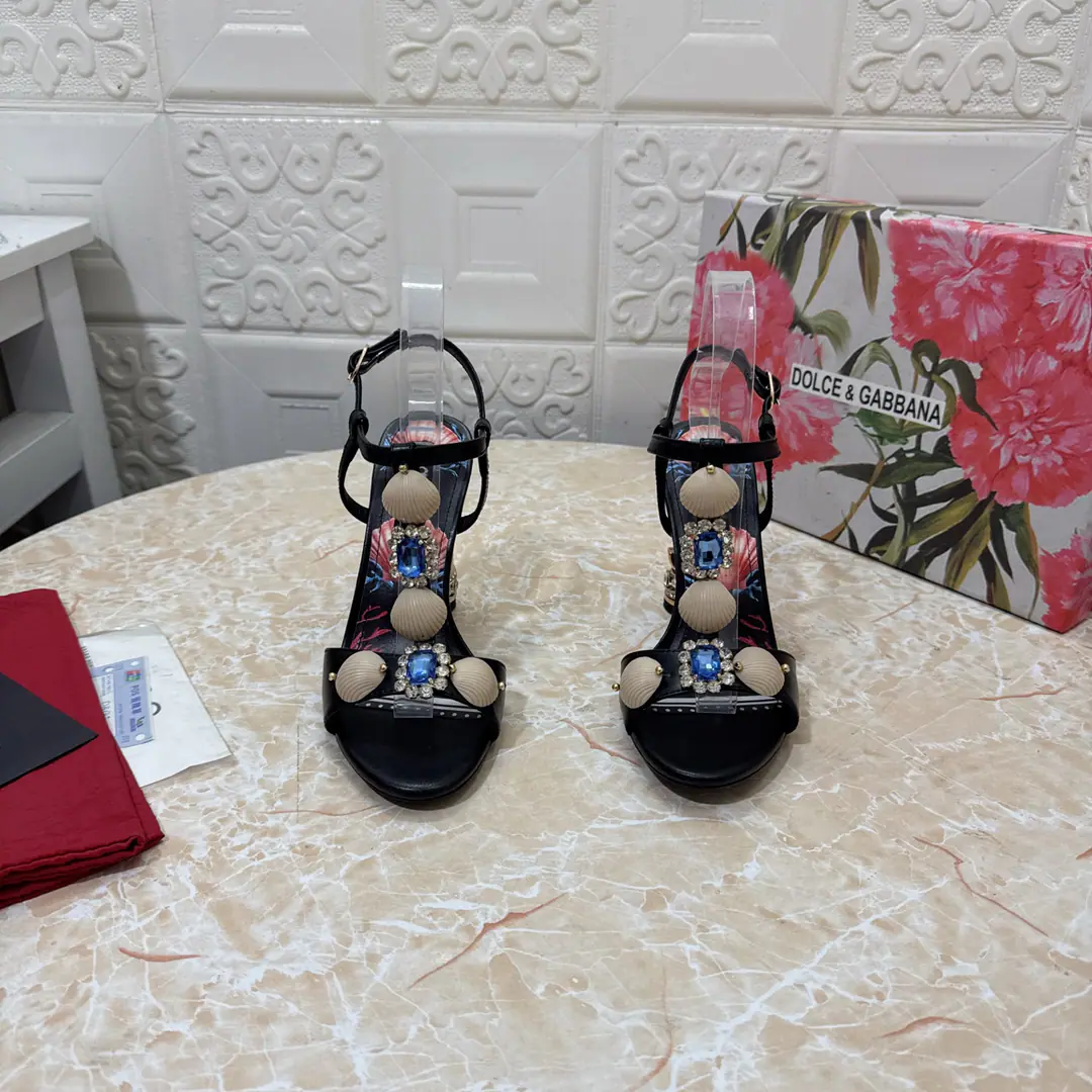 DG.Top Version.High Quality💪💪 2025New paragraph I'm the only one who's got a role model. DG- The drill and the sandals.👠💕 🔸Shoe.: Bullskins. 🔹Uchi.: Lamb skin. 🔸He's tall.: 10.5cm 🔻Otsumi!: AThe original almond is a very big one. 🔺Codes: SIZE.34–43（34.42.43Make a reservation or not.）