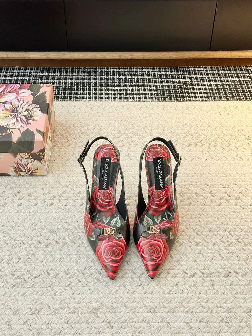 【𝐃𝐨𝐥𝐜𝐞&𝐆𝐚𝐛𝐛𝐚𝐧𝐚 Ducha Banner's sharp heels.】 𝓓&𝓖The classic and modern-day pictomist of Docabanna's silk series of sandal lines, I can see the sense of excellence. 𝓓𝓖Ducha Banner's show., The design of Duchabana is always combined with classicalism and modern style and creative., Romantic. Baroque style. Ballock Palace court court. A beautiful legend of Sicily. ✨Facing material: Head-decked cow skin. ✨Inside materials: Lamb skin. ✨Big bottom material: The original is really a big one. He's tall.【6.5CM 10CM】 ✨Optional Code: 35-42（40.41.42Custom without re-offer）