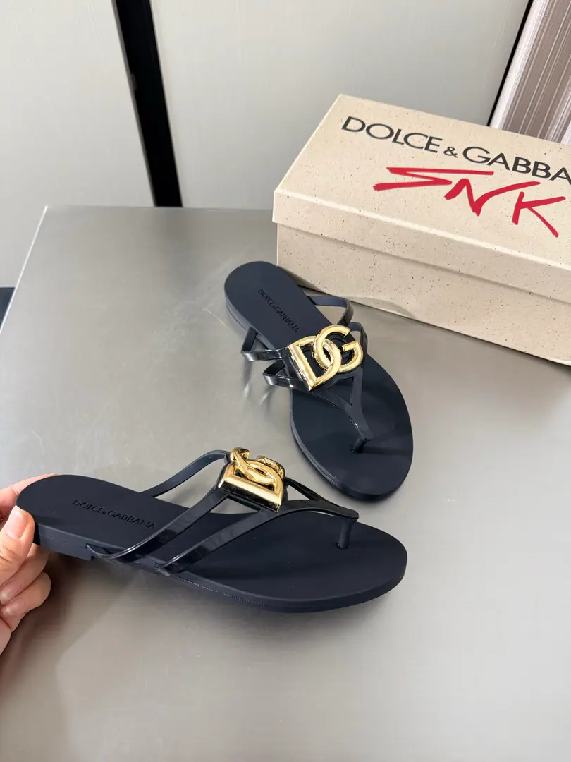 Ducha Banner. One. Toes slippers. D&G Black A new sight. Shoehead design It's so special.!✅ Ducha Banner.(Dolce&Gabbana)Original Console Material Line👍 Layout, I can see the sense of excellence., Non-market goods Oral Bing DGDucha Banner's show., Synchronize Update The design of Duchabana is always combined with classicalism and modern style and creative., Romantic.🌹 Barlock style. Barlock Palace. TPUMaterial Dolce &Gabbana 35 36 37 38 39 40 41 42 (40 41 42 Custom) Configure original packaging