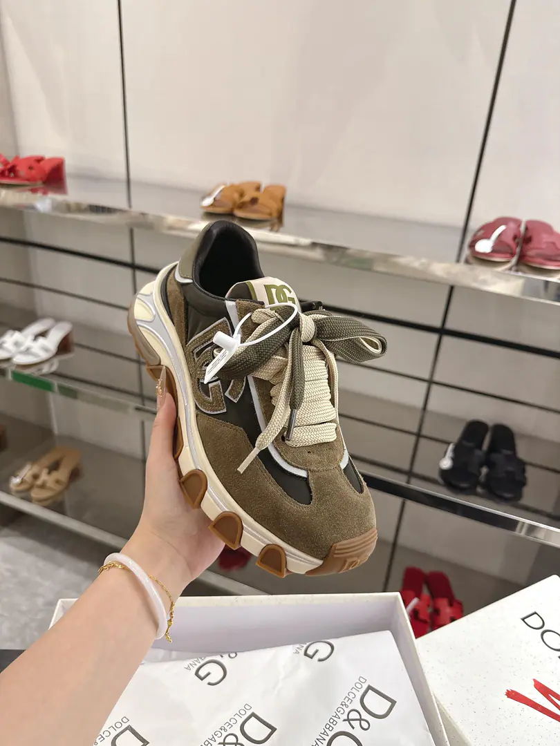 Plant price DG Country RoadThe sneakers are perfectly cozy and stylish.,It's the ideal of a leisurely contemporary model. ✔ DG Country RoadShoes. ✔ TPUandPhylonOutside ✔ A fur shoe cushion. ✔ Ecloth cushions.,Pocket leather. ✔ Shoe pads customize ✔ Shoe tongue tag. ✔ Bottom height of shoes25Millimeters ✔ Blank cotton bags and recycled paper fibreboxes ✔ Help with the face material.:Texture/Cow-cutter./Cow leather. ✔ Size: 38-45 ✔ It's recommended.: Day, Sports, Leisure suit. ✔ Adaptation season: Quarter
