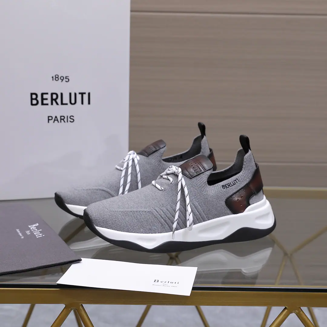 【Berluti 】 Top Codes: 39-45（38.46.47- It's a deal.） Ber*The French top bronze of Brute is a new leather man's sneakers., BerlutiThe brand's premiere is breaking the norm., Launch a whole new oneEdgeShoes.. This sneaker uses beehive-like knitted shoe., Back with the leather., - It's a good air., Structural stability, It's so cozy., You're not tired of wearing it.！The frenzy shoes are pretty big and stylish., Underside of the plaque., Soft and tender.TPUSlip-proof, sandal soles..