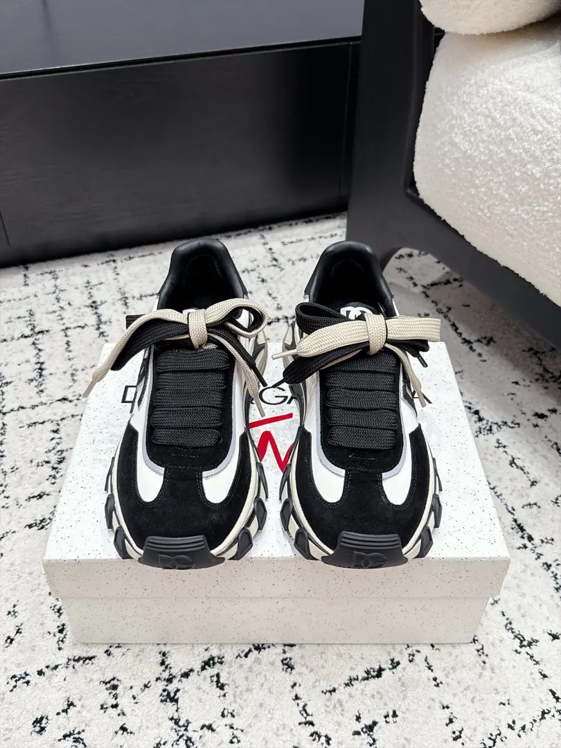 #Couple money. DG 26/ The new old-fashioned old man's shoes are thick and he's got more leisure shoes. Shoe tongue with branding details., It's a lot of fashion., It's a color for the different models.. The fine design of the original motion and motten spirit., A modern, elegant style. ✔️Fabulous.: Original customized head-level cattle skin+Network ✔️Uchi.: Original custom customised in soft sheep skin ✔️Otsumi!: Original modeling of slide-resistant rubber material ✔️Size: 35-45（Women40 Men45Do it.）