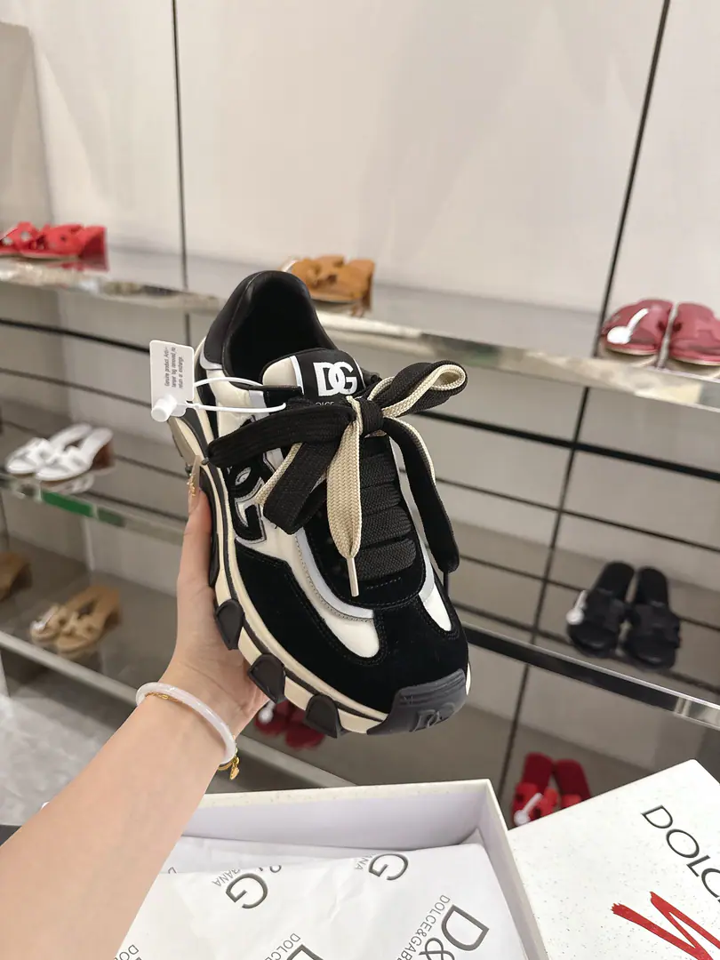 Plant price DG Country RoadThe sneakers are perfectly cozy and stylish.,It's the ideal of a leisurely contemporary model. ✔ DG Country RoadShoes. ✔ TPUandPhylonOutside ✔ A fur shoe cushion. ✔ Ecloth cushions.,Pocket leather. ✔ Shoe pads customize ✔ Shoe tongue tag. ✔ Bottom height of shoes25Millimeters ✔ Blank cotton bags and recycled paper fibreboxes ✔ Help with the face material.:Texture/Cow-cutter./Cow leather. ✔ Size: 38-45 ✔ It's recommended.: Day, Sports, Leisure suit. ✔ Adaptation season: Quarter