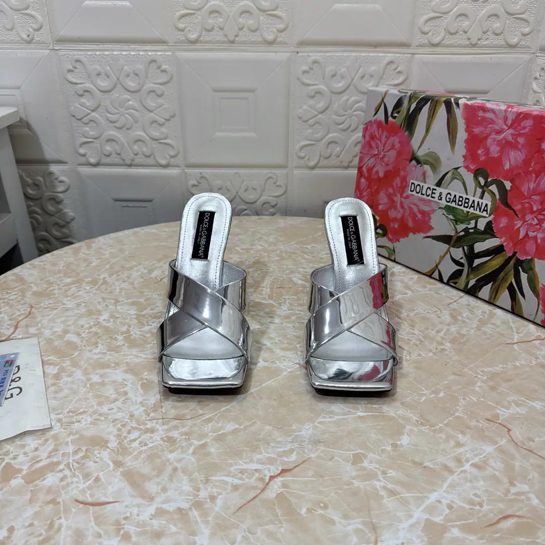 DG.Top Version.High Quality💪💪 2025New paragraph DGBig buttons and... Classic sandals.👠💕 🔸Shoe.: Painted skin. 🔹Uchi.: Lamb skin. 🔸He's tall.: 10.5cm 🔻Otsumi!: AThe original is a very big one. 🔺Codes: SIZE.34–43（34.42.43Make a reservation or not.）