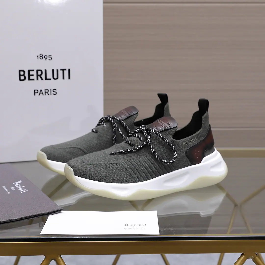 【Berluti 】 Top Codes: 39-45（38.46.47- It's a deal.） Ber*The French top bronze of Brute is a new leather man's sneakers., BerlutiThe brand's premiere is breaking the norm., Launch a whole new oneEdgeShoes.. This sneaker uses beehive-like knitted shoe., Back with the leather., - It's a good air., Structural stability, It's so cozy., You're not tired of wearing it.！The frenzy shoes are pretty big and stylish., Underside of the plaque., Soft and tender.TPUSlip-proof, sandal soles..