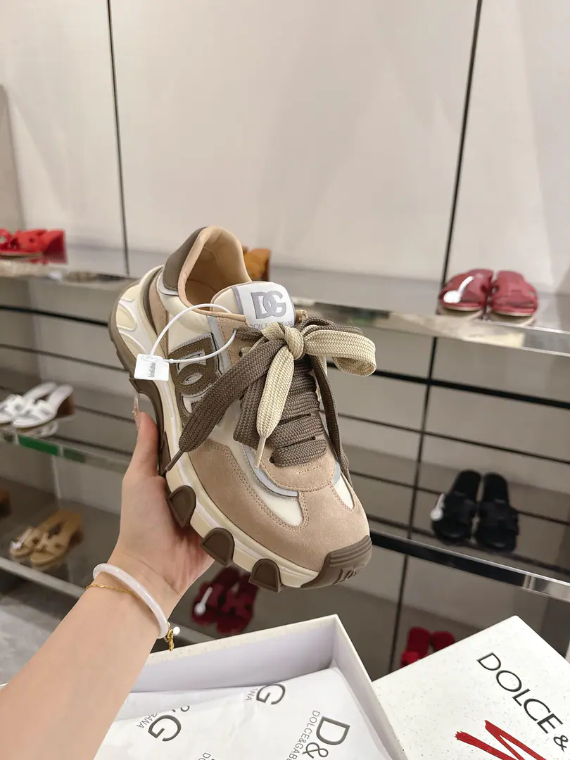 Plant price DG Country RoadThe sneakers are perfectly cozy and stylish.,It's the ideal of a leisurely contemporary model. ✔ DG Country RoadShoes. ✔ TPUandPhylonOutside ✔ A fur shoe cushion. ✔ Ecloth cushions.,Pocket leather. ✔ Shoe pads customize ✔ Shoe tongue tag. ✔ Bottom height of shoes25Millimeters ✔ Blank cotton bags and recycled paper fibreboxes ✔ Help with the face material.:Texture/Cow-cutter./Cow leather. ✔ Size: 38-45 ✔ It's recommended.: Day, Sports, Leisure suit. ✔ Adaptation season: Quarter