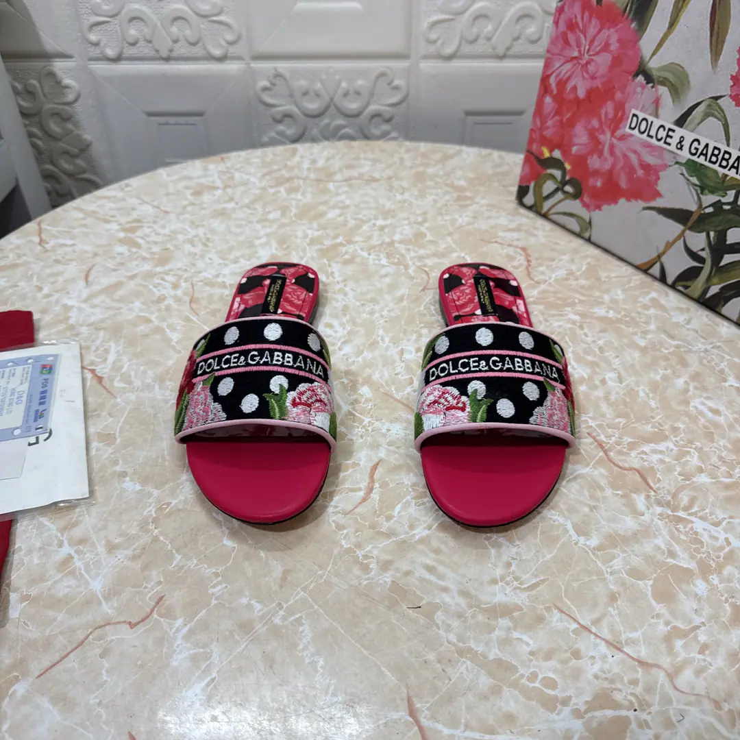 DG.Top Version.High Quality💪💪 2025New paragraph 1:1Shade it. Embrace+ 3DPrint slippers👠💕 🔸Shoe.: Ethio-metal process 🔹Uchi.: Lamb skin.3DPrint 🔸He's tall.: Floor/6.5cm 🔻Otsumi!: AThe original is a very big one. 🔺Codes: SIZE.34–43（34.42.43Make a reservation or not.） ◾️PP:Floor. - It's a game.