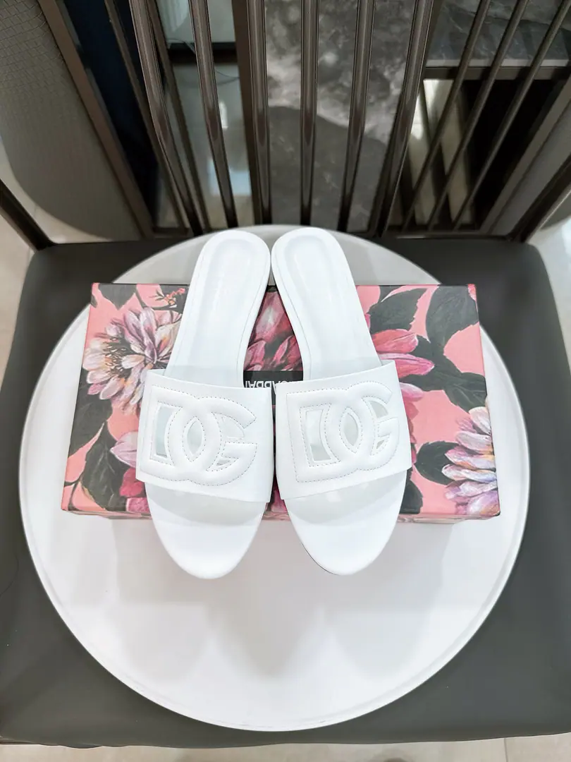 Plant price: Codes: 35-41 Dolce&Gabbnna🕷Douga..Banner.D&GShoes.🩴 🐟DGIt's really getting fashionable., A beautiful combination of colors., It's a nice summer to be in love with it.🐥 Shoe.DGStereotypelogo Very nice.🌸The inside sheep. The upper foot is comfortable.. Original import of the whole sap., Slipperproof grinding..