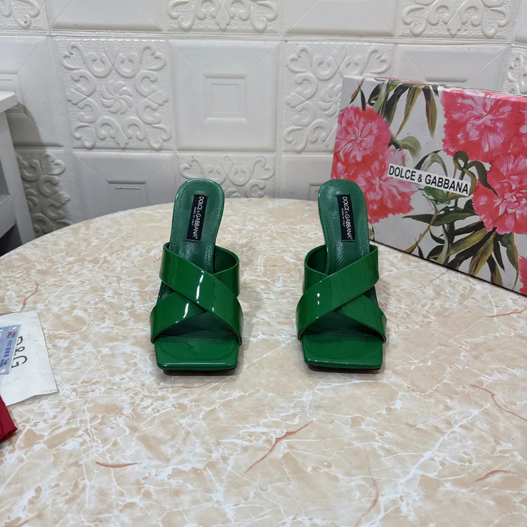 DG.Top Version.High Quality💪💪 2025New paragraph DGBig buttons and... Classic sandals.👠💕 🔸Shoe.: Painted skin. 🔹Uchi.: Lamb skin. 🔸He's tall.: 10.5cm 🔻Otsumi!: AThe original is a very big one. 🔺Codes: SIZE.34–43（34.42.43Make a reservation or not.）