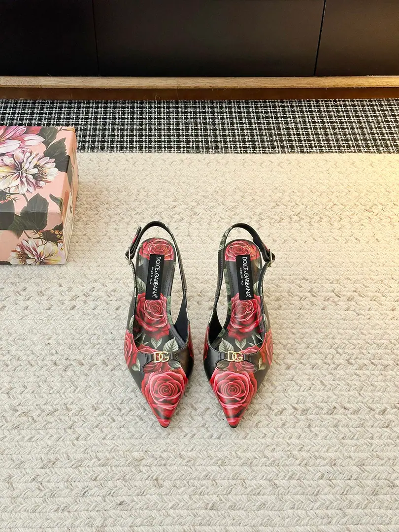 【𝐃𝐨𝐥𝐜𝐞&𝐆𝐚𝐛𝐛𝐚𝐧𝐚 Ducha Banner's sharp heels.】 𝓓&𝓖The classic and modern-day pictomist of Docabanna's silk series of sandal lines, I can see the sense of excellence. 𝓓𝓖Ducha Banner's show., The design of Duchabana is always combined with classicalism and modern style and creative., Romantic. Baroque style. Ballock Palace court court. A beautiful legend of Sicily. ✨Facing material: Head-decked cow skin. ✨Inside materials: Lamb skin. ✨Big bottom material: The original is really a big one. He's tall.【6.5CM 10CM】 ✨Optional Code: 35-42（40.41.42Custom without re-offer）