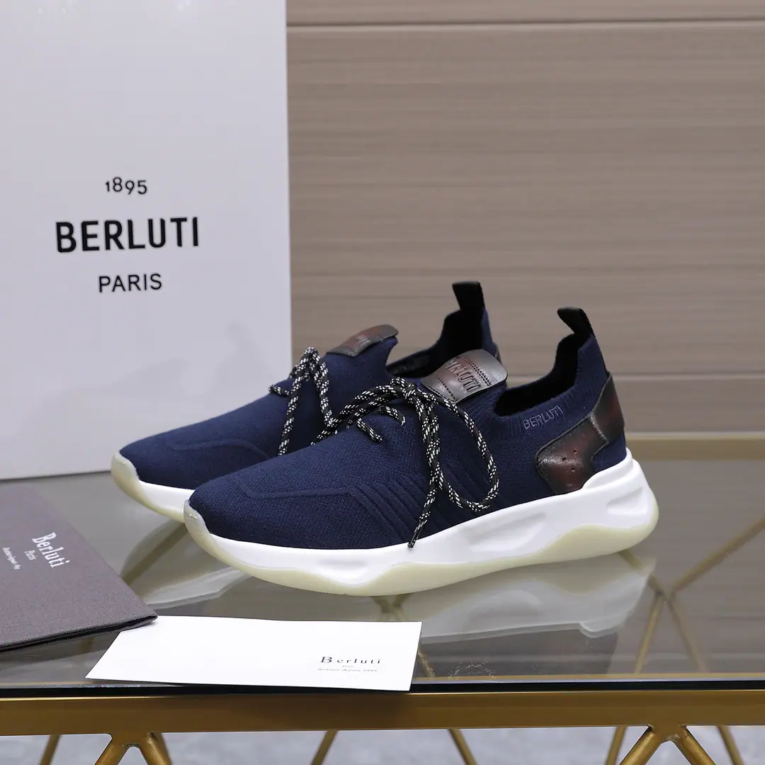 【Berluti 】 Top Codes: 39-45（38.46.47- It's a deal.） Ber*The French top bronze of Brute is a new leather man's sneakers., BerlutiThe brand's premiere is breaking the norm., Launch a whole new oneEdgeShoes.. This sneaker uses beehive-like knitted shoe., Back with the leather., - It's a good air., Structural stability, It's so cozy., You're not tired of wearing it.！The frenzy shoes are pretty big and stylish., Underside of the plaque., Soft and tender.TPUSlip-proof, sandal soles..