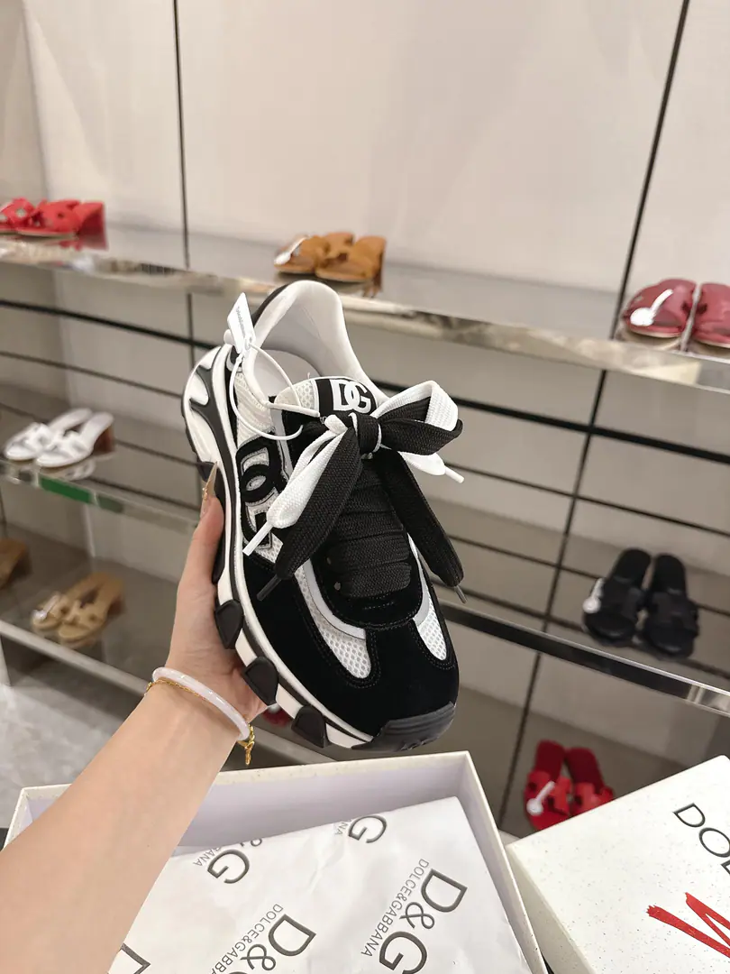Plant price DG Country RoadThe sneakers are perfectly cozy and stylish.,It's the ideal of a leisurely contemporary model. ✔ DG Country RoadShoes. ✔ TPUandPhylonOutside ✔ A fur shoe cushion. ✔ Ecloth cushions.,Pocket leather. ✔ Shoe pads customize ✔ Shoe tongue tag. ✔ Bottom height of shoes25Millimeters ✔ Blank cotton bags and recycled paper fibreboxes ✔ Help with the face material.:Texture/Cow-cutter./Cow leather. ✔ Size: 38-45 ✔ It's recommended.: Day, Sports, Leisure suit. ✔ Adaptation season: Quarter
