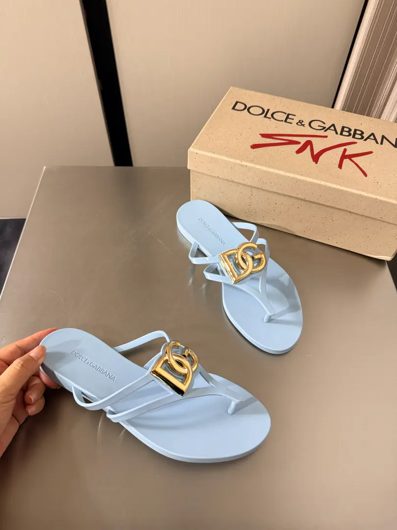 Ducha Banner. One. Toes slippers. D&G Blue A new sight. Shoehead design It's so special.!✅ Ducha Banner.(Dolce&Gabbana)Original Console Material Line👍 Layout, I can see the sense of excellence., Non-market goods Oral Bing DGDucha Banner's show., Synchronize Update The design of Duchabana is always combined with classicalism and modern style and creative., Romantic.🌹 Barlock style. Barlock Palace. TPUMaterial Dolce &Gabbana 35 36 37 38 39 40 41 42 (40 41 42 Custom) Configure original packaging