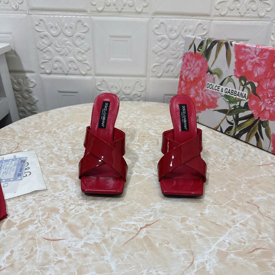 DG.Top Version.High Quality💪💪 2025New paragraph DGBig buttons and... Classic sandals.👠💕 🔸Shoe.: Painted skin. 🔹Uchi.: Lamb skin. 🔸He's tall.: 10.5cm 🔻Otsumi!: AThe original is a very big one. 🔺Codes: SIZE.34–43（34.42.43Make a reservation or not.）