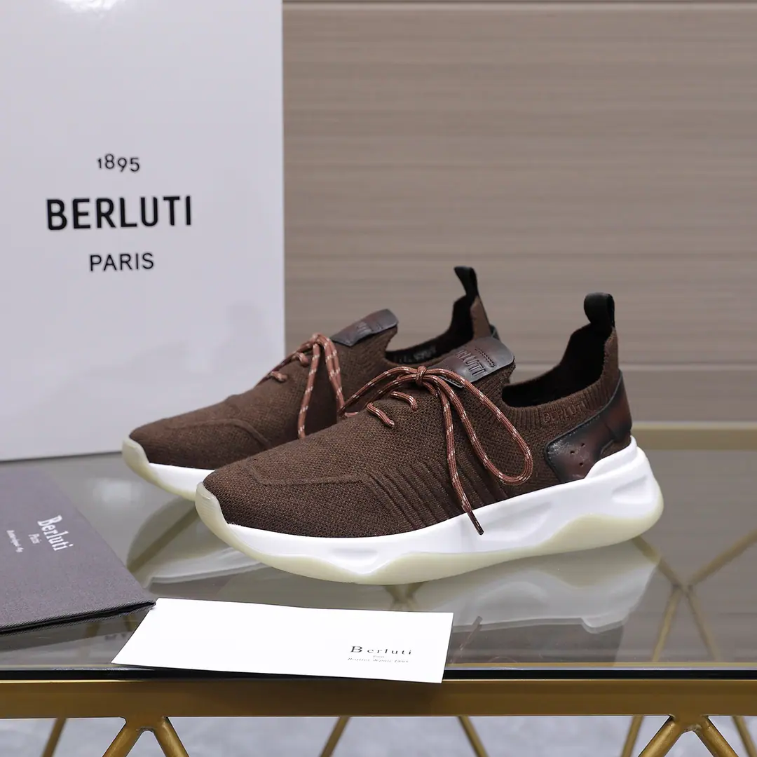 【Berluti 】 Top Codes: 39-45（38.46.47- It's a deal.） Ber*The French top bronze of Brute is a new leather man's sneakers., BerlutiThe brand's premiere is breaking the norm., Launch a whole new oneEdgeShoes.. This sneaker uses beehive-like knitted shoe., Back with the leather., - It's a good air., Structural stability, It's so cozy., You're not tired of wearing it.！The frenzy shoes are pretty big and stylish., Underside of the plaque., Soft and tender.TPUSlip-proof, sandal soles..
