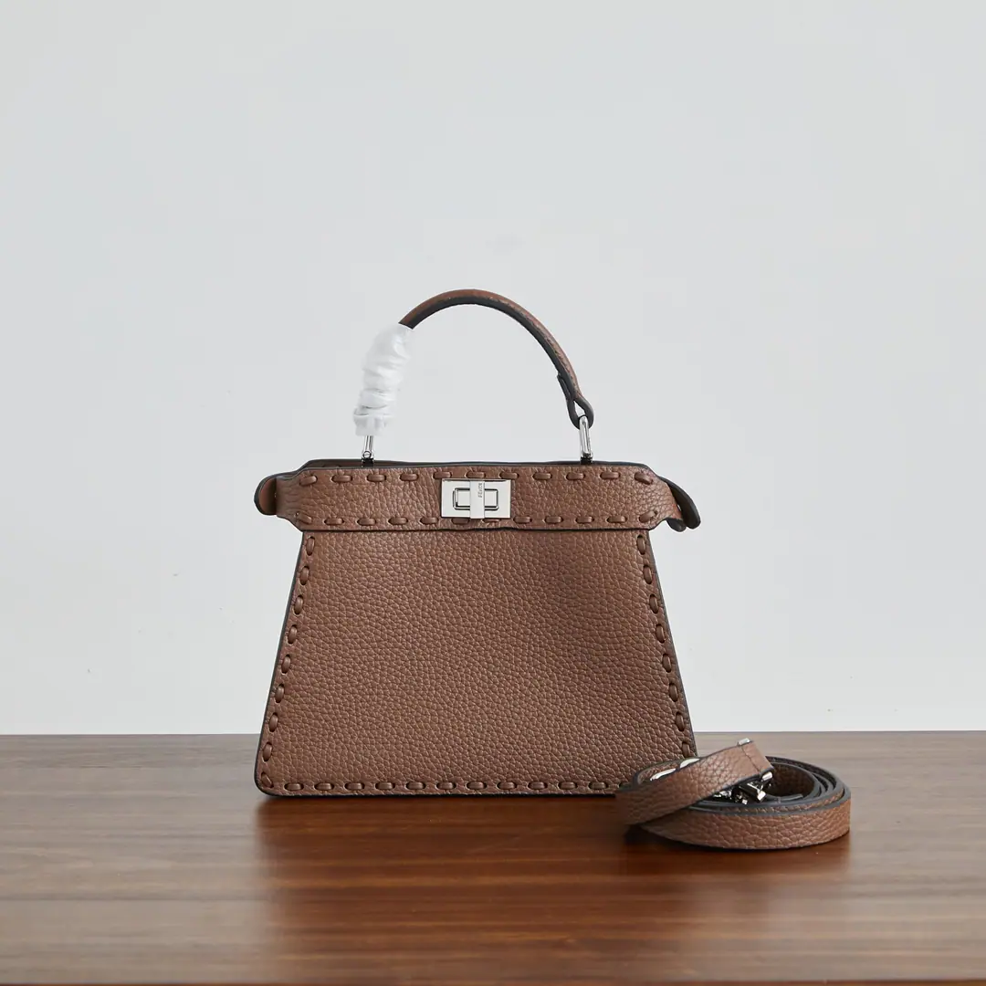 Small coffee color. Special chip version🔥🔥 🎶 Fend•Iconic Peekaboo ISeeU Mini Importing leather skin from calf, The same color is made of a large sign. It's got a classic twist of two layers. Hand handle and modifiable disassembly straps You can pick it up or slash it.Size:20-11-15.5cm Paragraph: Chip