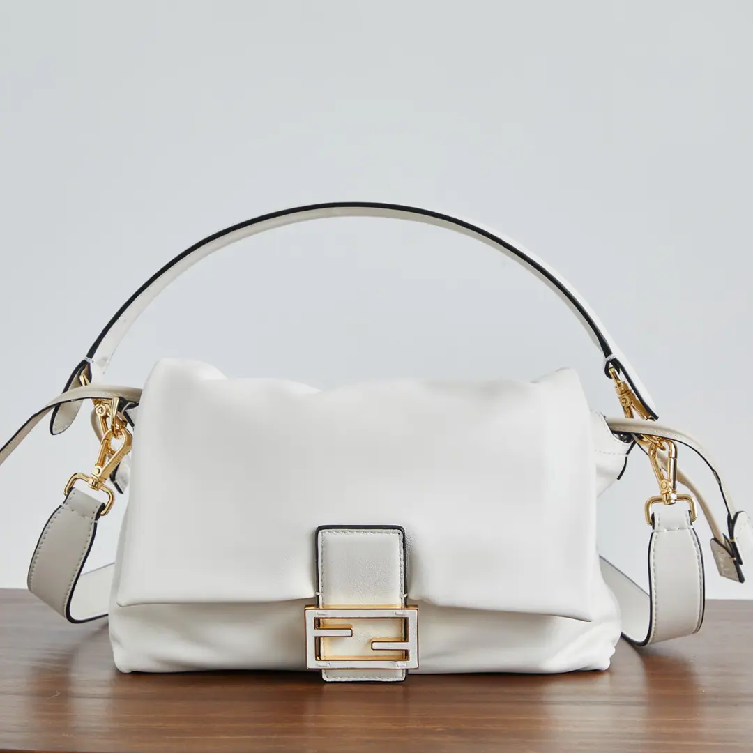 Medium white🔥🔥🔥 It's brand new.Mamma BaguetteHere we go., The combination of a magic stick and a bag of Fukuoka., None of the softest bags on the net., So soft and twig, too tiny a parchment., He's lazy and he's very advanced.！The symbolic hardware buttons are simple and fashionable with a little sheep skin., The skinline is so loose., The long shoulder and wrist belt are easy to adjust., Free and free., How can I feel?, It's so healing.！ Small Dimensions: 16x10x13cm Medium Dimensions: 26.5x8.5x18cm Large Dimensions: 31.5x12x22cm.