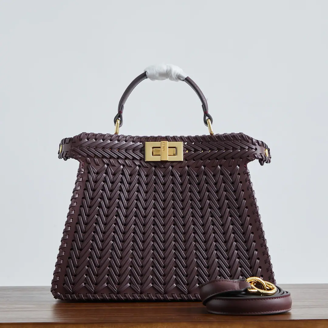 Wine weavers 🎶 Fend•Iconic Peekaboo ISeeU Import of leather matter, The edge and the front are colored with the same braids. It's got a classic twist of two layers. Hand handle and modifiable disassembly straps You can pick it up or slash it.Size:27-11-21cm Paragraph