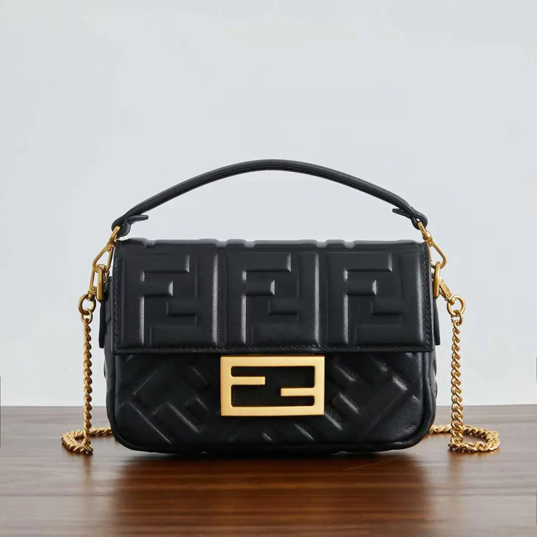 🔥🔥🔥 SignalBaguetteThe small handbag is designed with a cap., Yes.FFMagnetic buttons. The insides are tied to zippers.. With a disassemble shoulder belt., You can pick it up or slash it.. The mirror effect is silver leather.. Yes, I do.FFPumping pattern. Rude, metal-faced. Dimensions19cm Paragraph