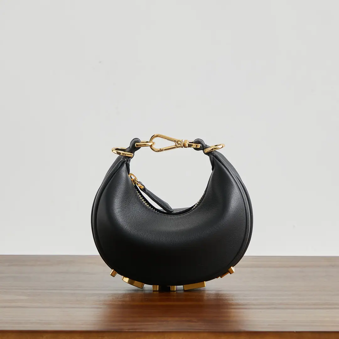 Black Mini. praphyHandkerchief., It's a moth., Bigger the classic metal.Logo[FEND1]It's decorated at the bottom of the bag., The envelope's spelt is very appropriate to the line of the body., I'm so full of fashion when I'm under my armpits., It's a walking lawn plant.！ Mini-Man. Dimensions 16.5x14x5cm