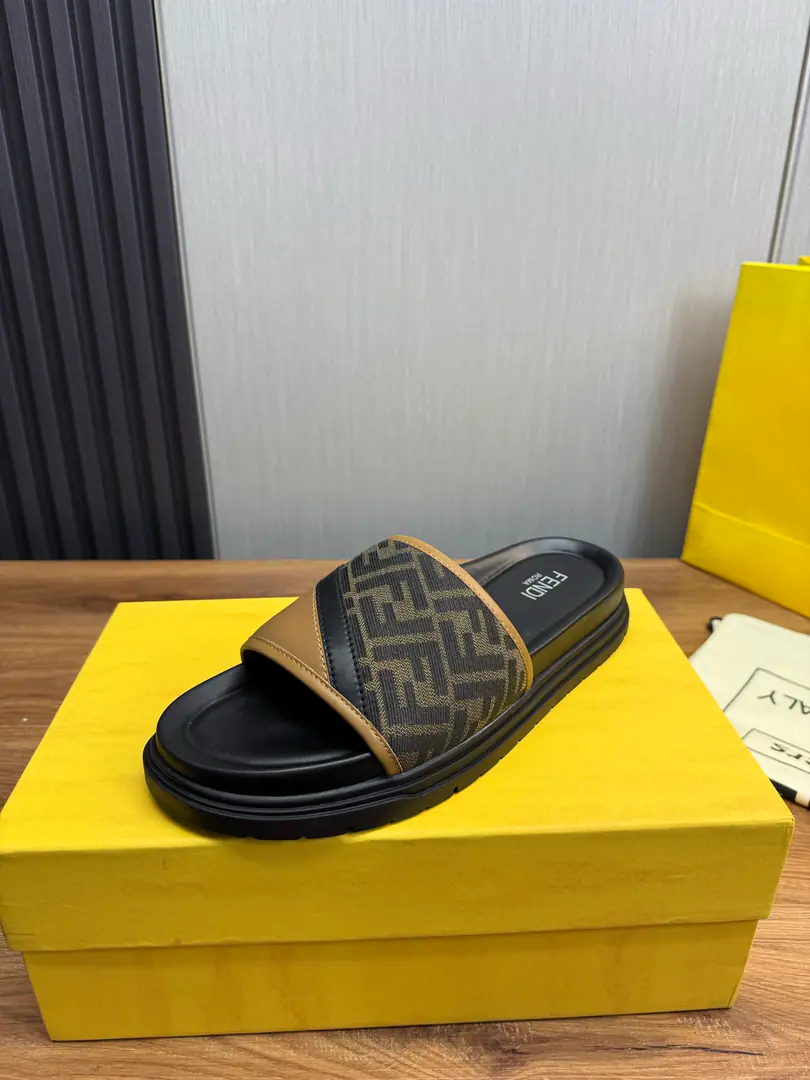 Plant Fendi's men's slippers., ＦＥＮＤＩThe official network is one to one. 38-45Code 45 46 🉑️Make a reservation.！
