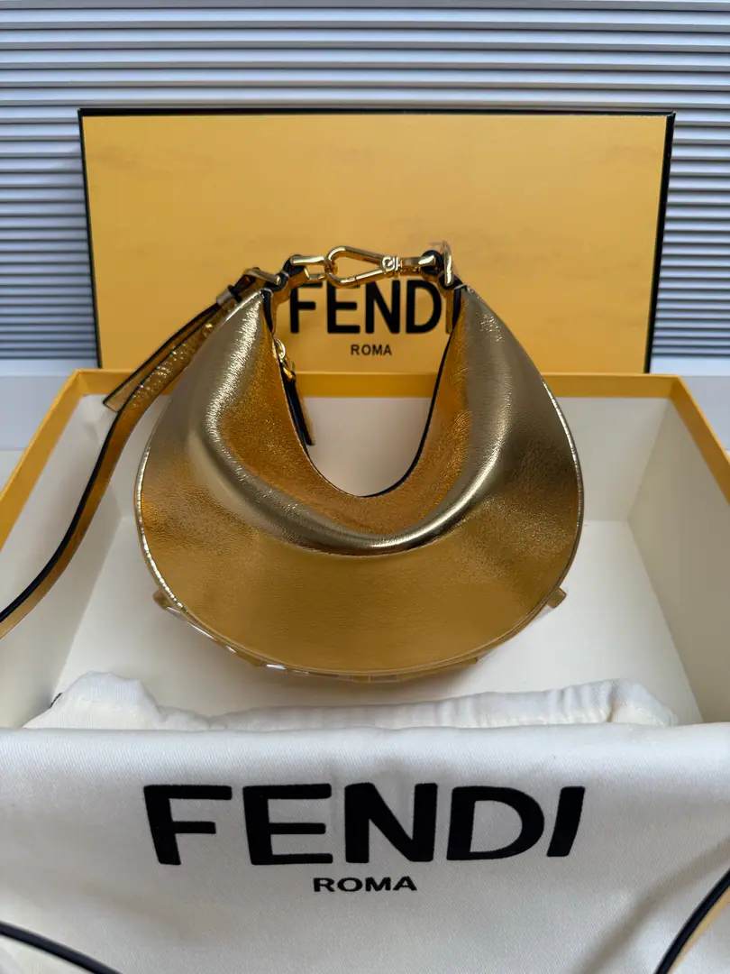 New size numberpraphyPut the armpit in your bag., It's a moth., Bigger the classic metal.Logo[FEND1]It's decorated at the bottom of the bag., The envelope's spelt is very appropriate to the line of the body., I'm so full of fashion when I'm under my armpits., It's a walking lawn plant.！ Small: Dimensions20x7.5x13cm Paragraph: 8024