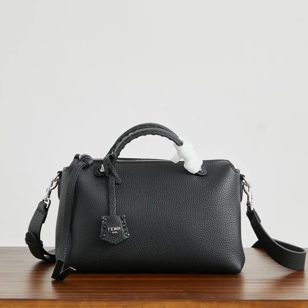 Medium black.🔥🔥 New paragraphBy The Way SelleriaHere comes the pillow bag., The skin of a natural cow is so soft and so soft., The belt can be a little stump with sex., ♪ The gloom is full ♪, Silver metal key rings are hanging with little hangers., Inside is a hand-made sewn-line Roman cow leather stamp., Simple and advanced., It's a light pressure and a handful., It's a very easy time to put it together.！ Small: 20x9x12cm Medium: 29x13x17cm