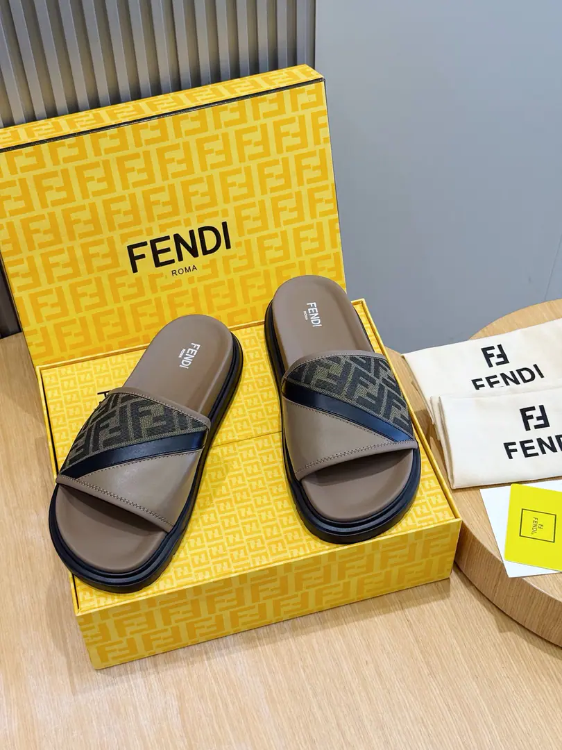 FENDIFendi Beach with rubber slippers for the men. A wide band of sandals.. PUROSE SHOES LIGHT, Extremely flexible.. Slip-proof rubber soles. Rubber material. Shoes are so different., FFPattern Size:39-44(38.45 46Do it.）