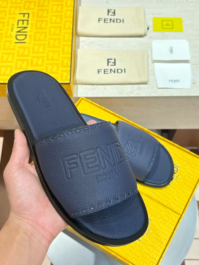 2026FEND*New one's a big slipper.🩴 The whole oxen are really skiny., The stubble is a real stubble.. The fashion is still strong. Shoes are very cozy. Size: 39-44（38.45.46Custom）