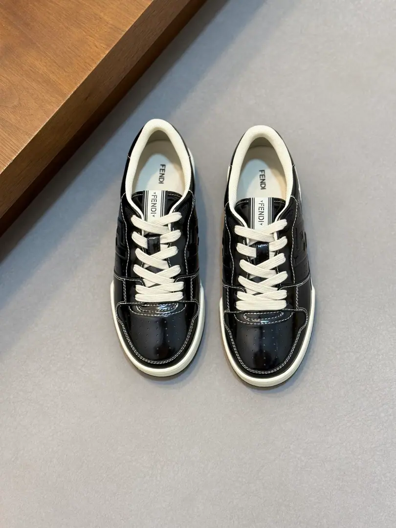 A couple. 36-44 35.45Do it.FENDINew money for the season FENDI MatchSports shoes The white and the fuzzy and the low-looking shoes. MarkerFENDI MatchSports shoes, The shoe and tongue are brand new.FENDI TapeBelt. The white and the fuzzy material., Shoes and side-cams are pierced.. Sides are gluted.FFMark. Rubber soles, SidebandFENDIWord. A shoe box with a tie of the same colour..