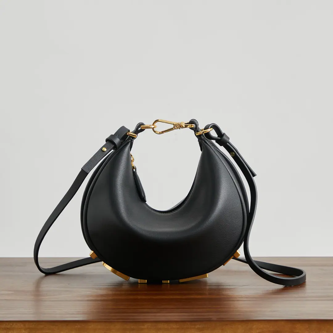 The trumpet is black. praphyPut the armpit in your bag., It's a moth., Bigger the classic metal.Logo[FEND1]It's decorated at the bottom of the bag., The envelope's spelt is very appropriate to the line of the body., I'm so full of fashion when I'm under my armpits., It's a walking lawn plant.！ Small. Dimensions20x7.5x13cm