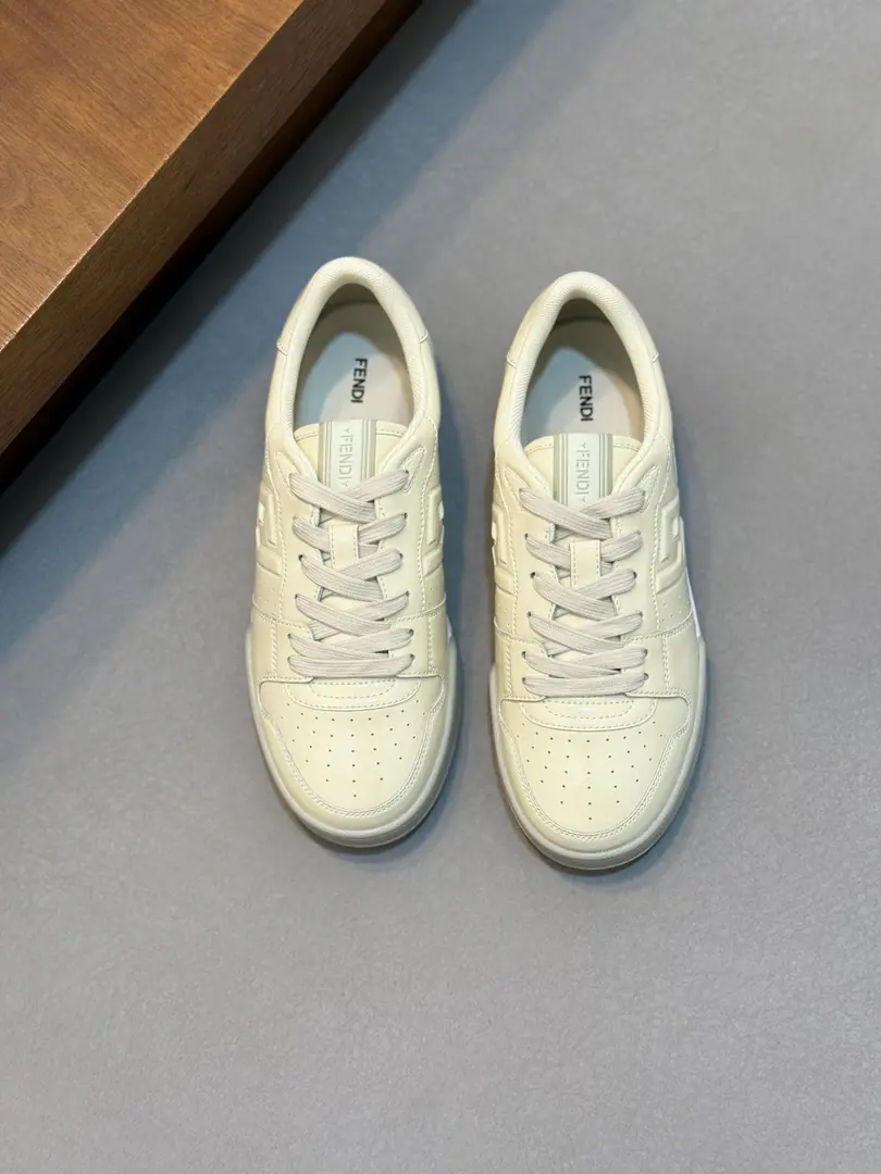 A couple. 36-44 35.45Do it.FENDINew money for the season FENDI MatchSports shoes The white and the fuzzy and the low-looking shoes. MarkerFENDI MatchSports shoes, The shoe and tongue are brand new.FENDI TapeBelt. The white and the fuzzy material., Shoes and side-cams are pierced.. Sides are gluted.FFMark. Rubber soles, SidebandFENDIWord. A shoe box with a tie of the same colour..
